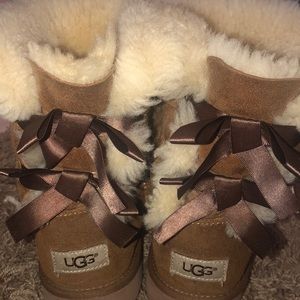 Ugg Bailey Bow. Kids size 5 (adult size 7-8)